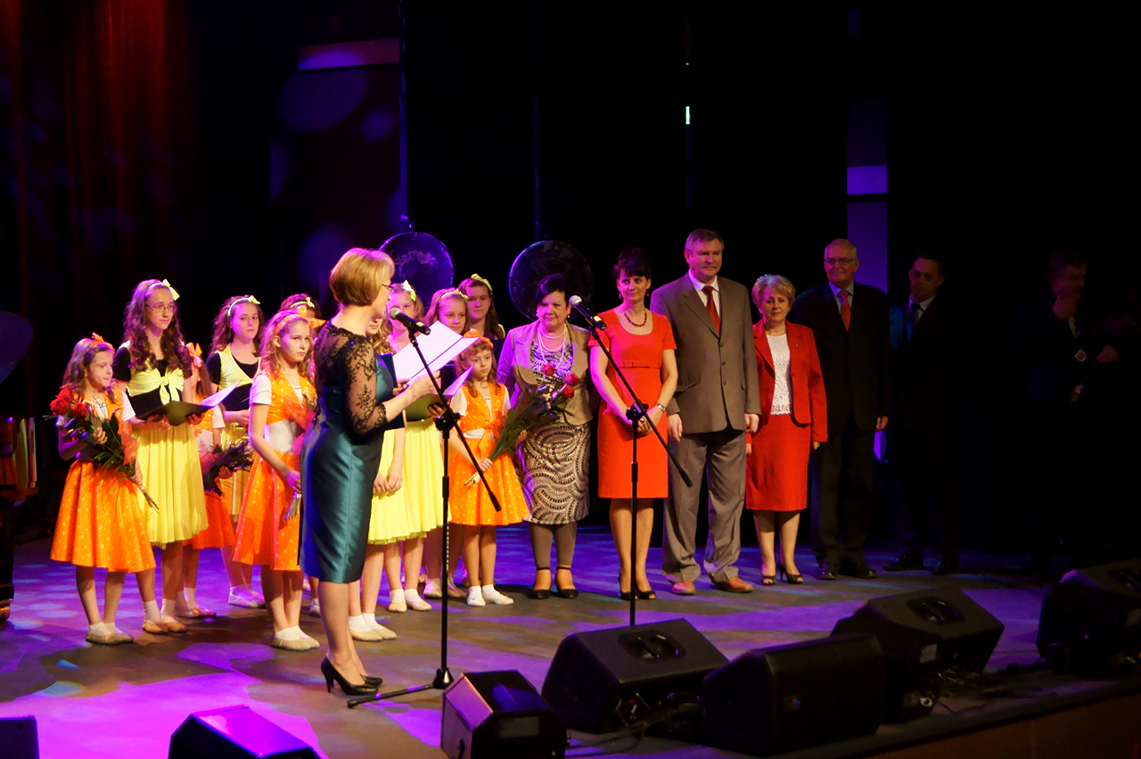 Centrum Kultury i Sztuki, podziękowania dyrektor Ewy Wysockiej dla dyrektorów placówek, które wspierały Dom Kultury w czasie zmian lokalowych, 27.04.2012 r.