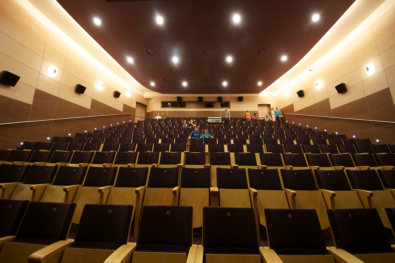 Centrum Kultury i Sztuki, sala widowiskowa, pełniąca jednocześnie funkcję sali kinowej, 28.04.2012 r.
