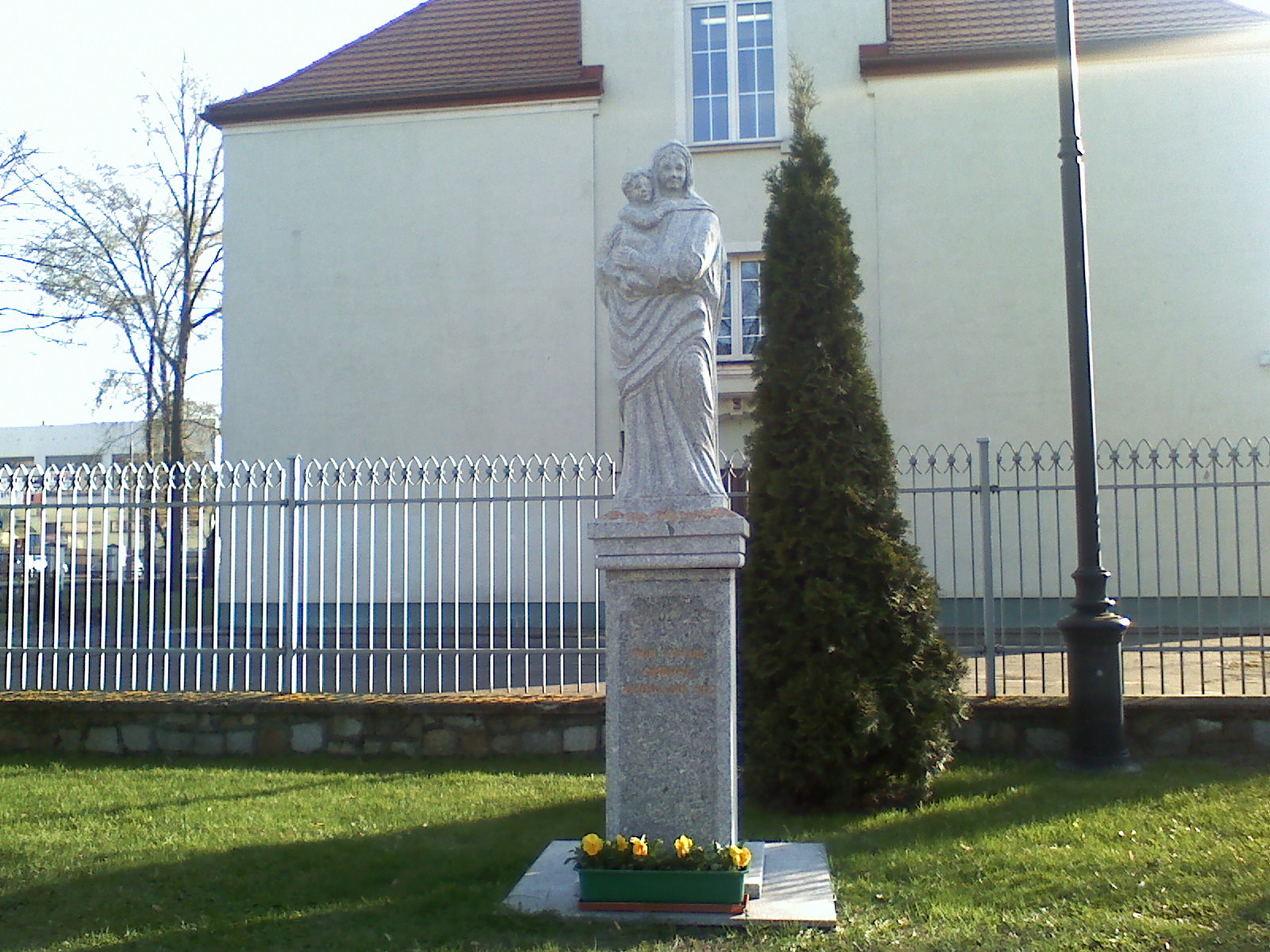 Figurka przy kościele poewangelickim w Sierpcu, kwiecień 2010 r.