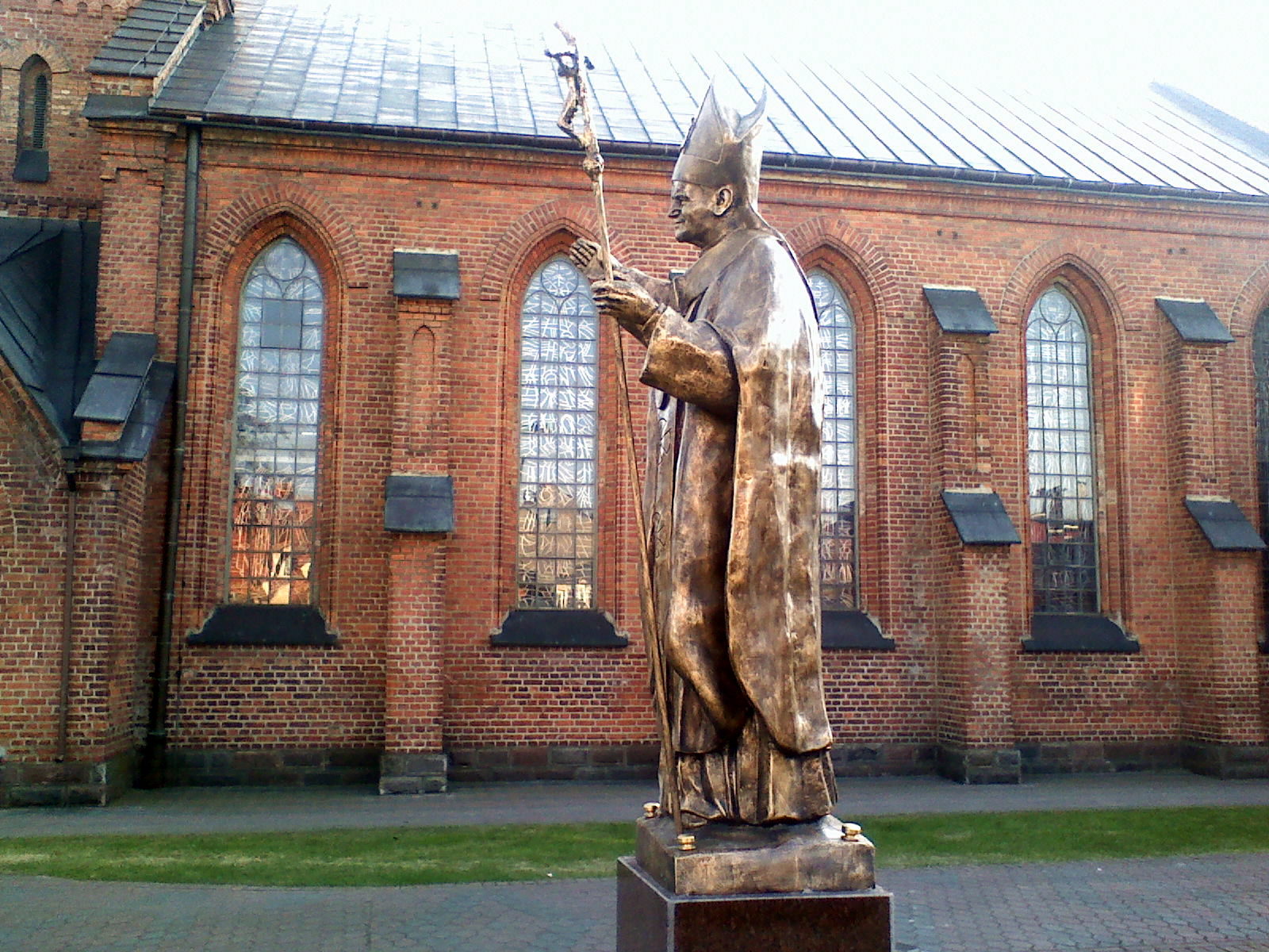 Pomnik papieża przy kościele poewangelickim w Sierpcu, kwiecień 2010 r.