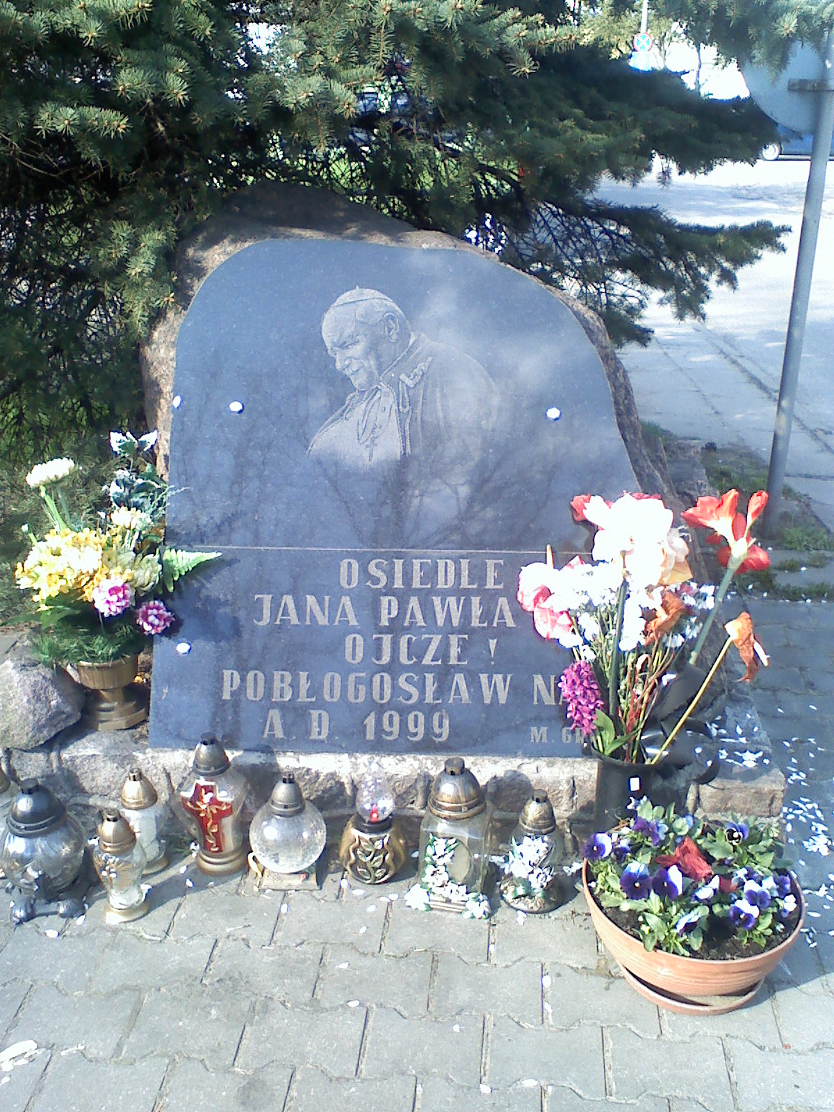 Pomnik powicony Janowi Pawowi II - patronowi najwikszego sierpeckiego osiedla, kwiecie 2010 r.