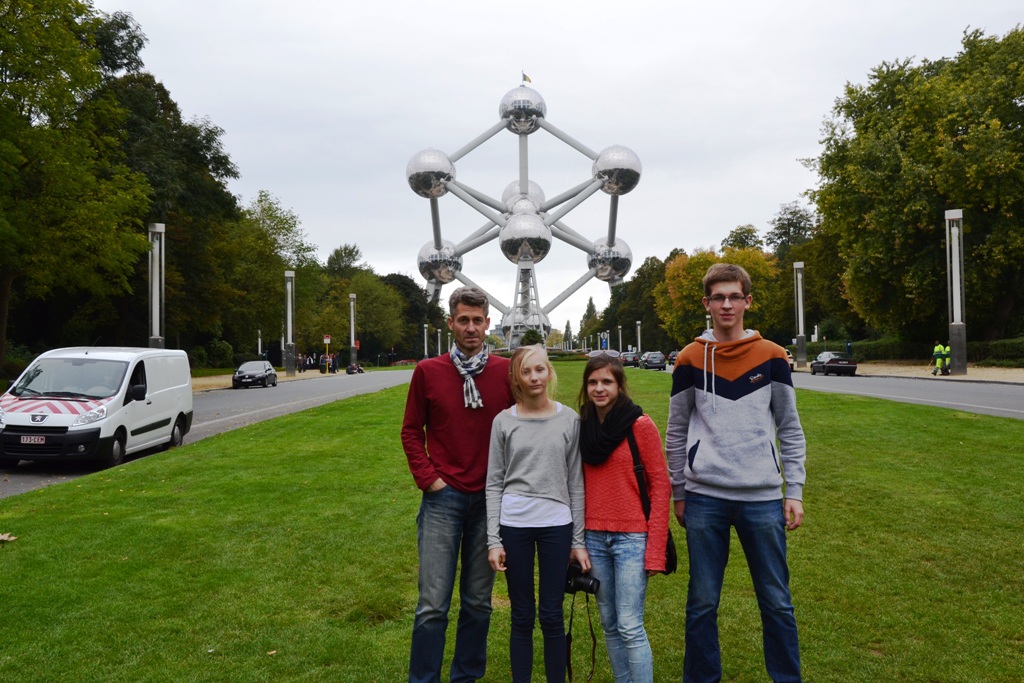 Uczestnicy wyprawy na tle Atomium, 26.09.2014 r.