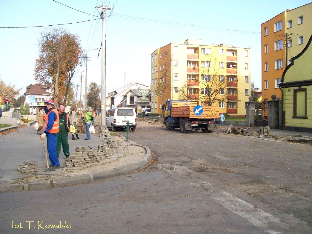 Skrzyżowanie ulic Piastowskiej i Wiosny Ludów w czasie przebudowy w październiku 2007 r.