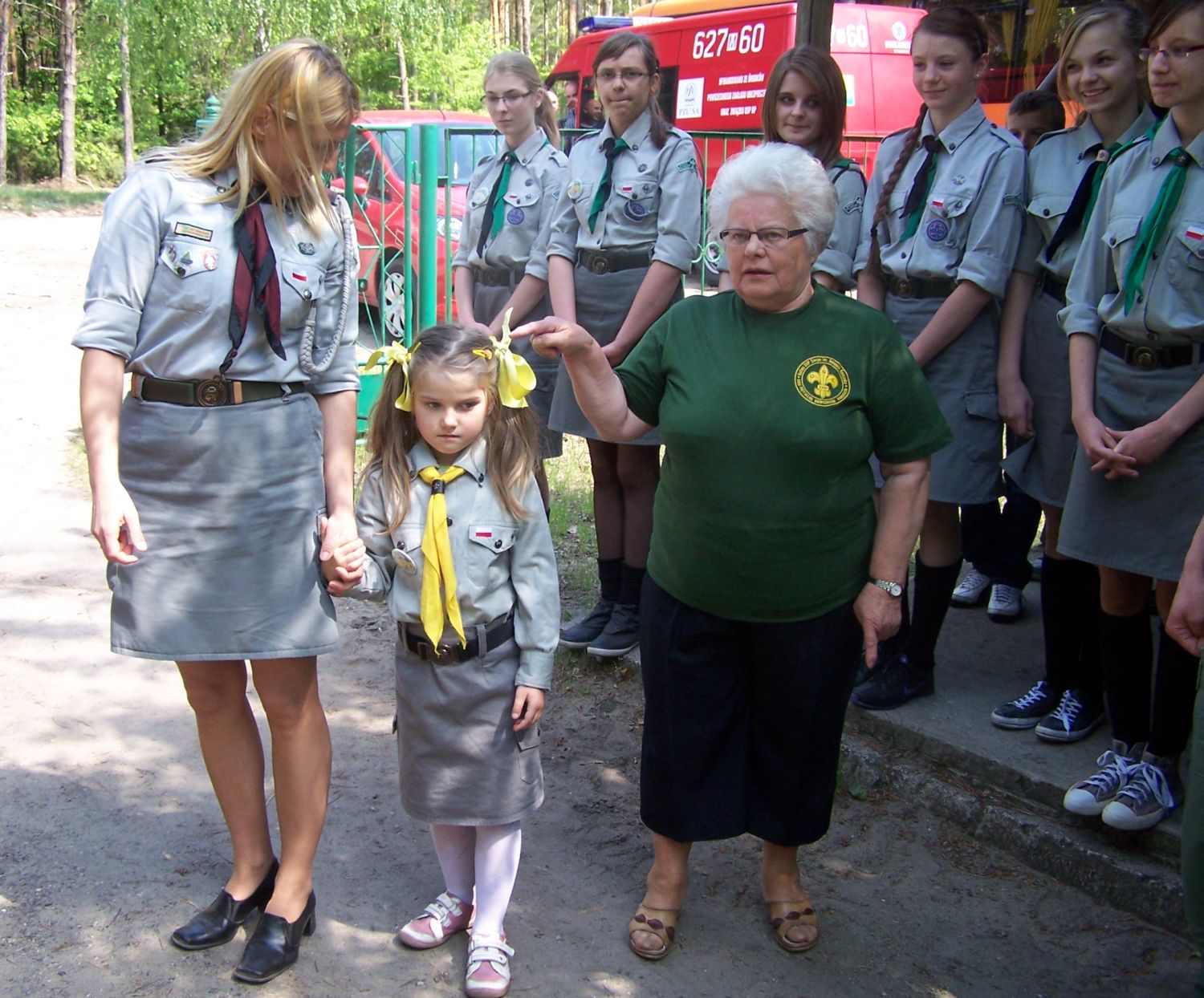Trzy pokolenia harcerzy. Pierwsza od lewej: Katarzyna Kordulasiska Komendantka Hufca Sierpc, w rodku moda harcerka, po lewej Hanna Kowalska - Honorowa Komendantka Hufca Sierpc, lato 2012 r.