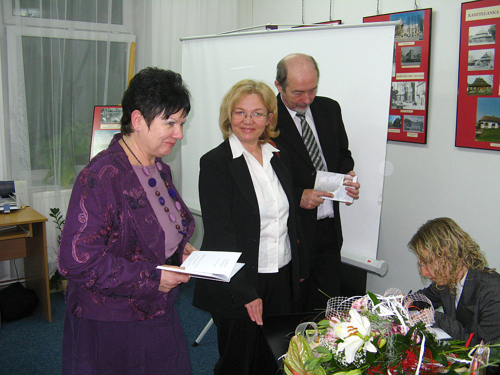 Po pamiątkowy wpis stanęli także państwo Dumowscy i dyrektor MBP Maria Wiśniewska