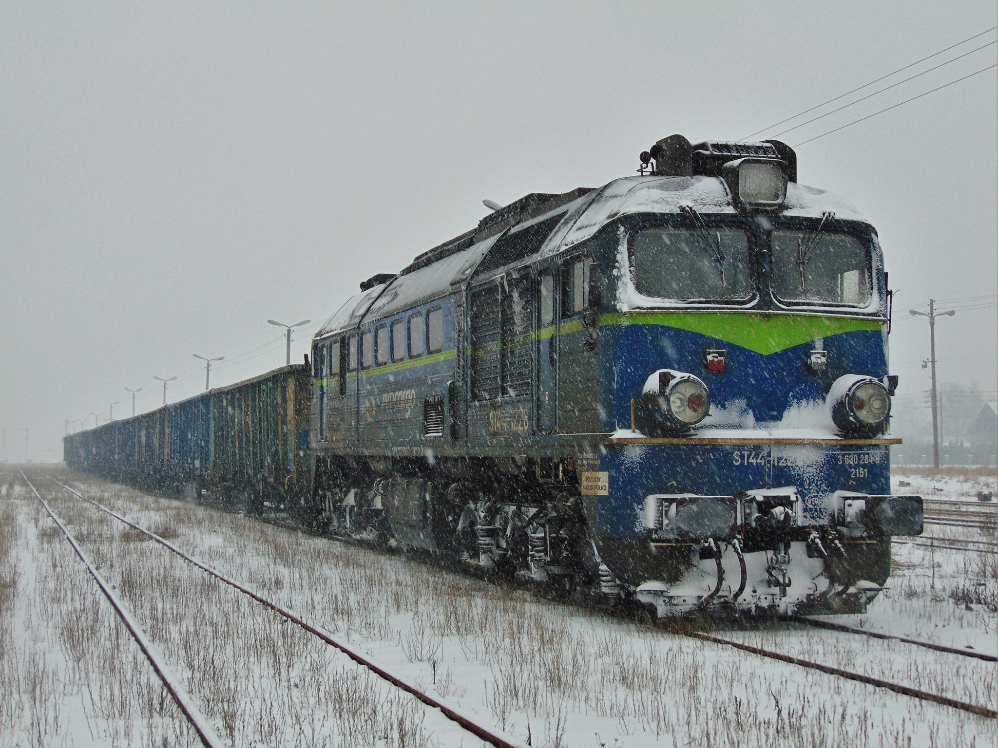 ST44-1228 PKP Cargo z skadem wgla rel Braniewo - Szczutowo odpoczywa w niene popoudnie na Sierpeckiej stacji, 8.01.2016  r.