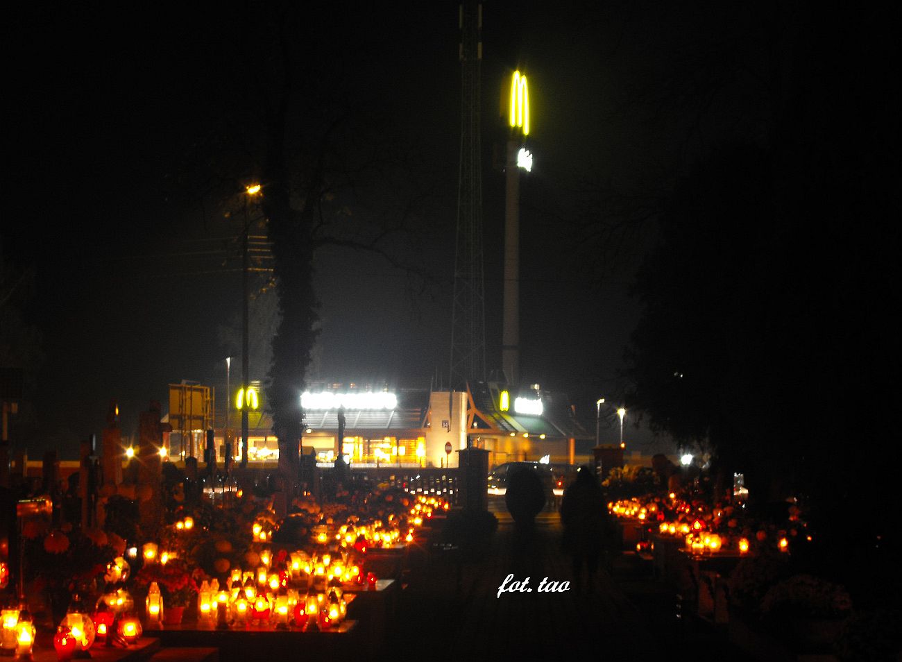 Wszystkich Świętych 2014 r. Fragment cmentarza parafialnego w świątecznej zadumie. Tysiące płomyków pamięci zginęły w nowym oświetleniu McDonalda.