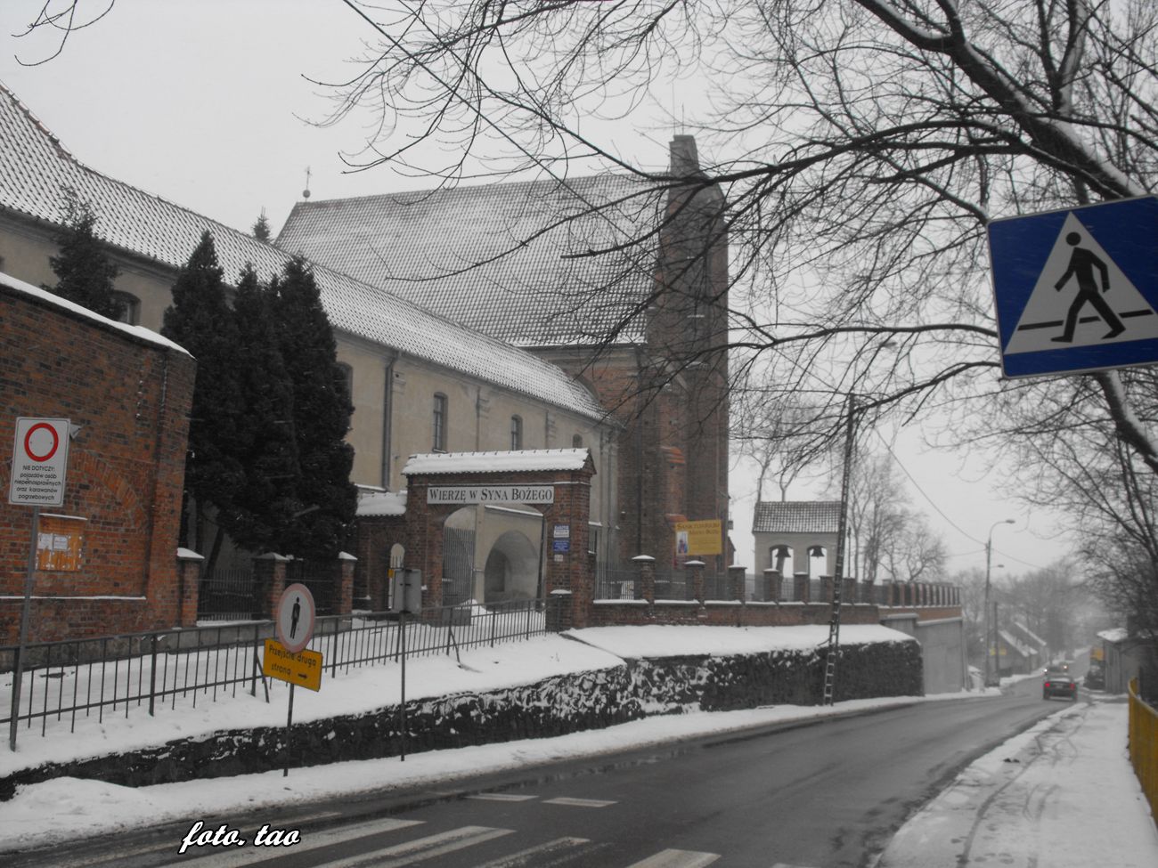 Niedzielny atak zimy, ulica Wojska Polskiego, przy Kościele pw. NMP, 8.02.2015 r.