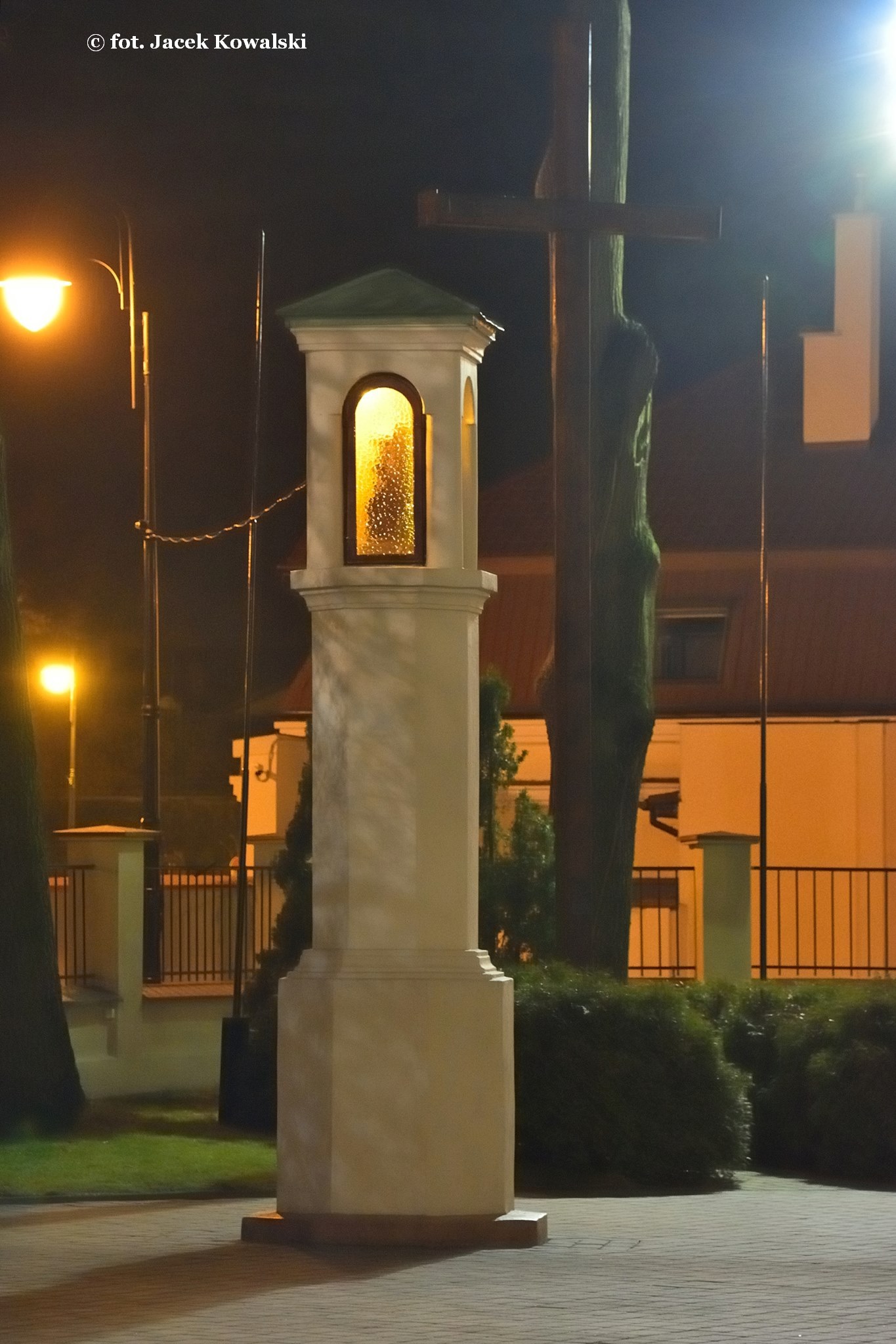 Plac i kapliczka przed Kocioem pw. w. Wita, Modesta i Krescencji, 18.11.2016 r.