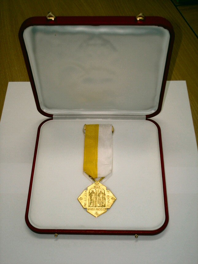 Zoty Medal Papieski Pro Ecclesia et Pontifice, nadany Zenonowi Jankowskiemu.