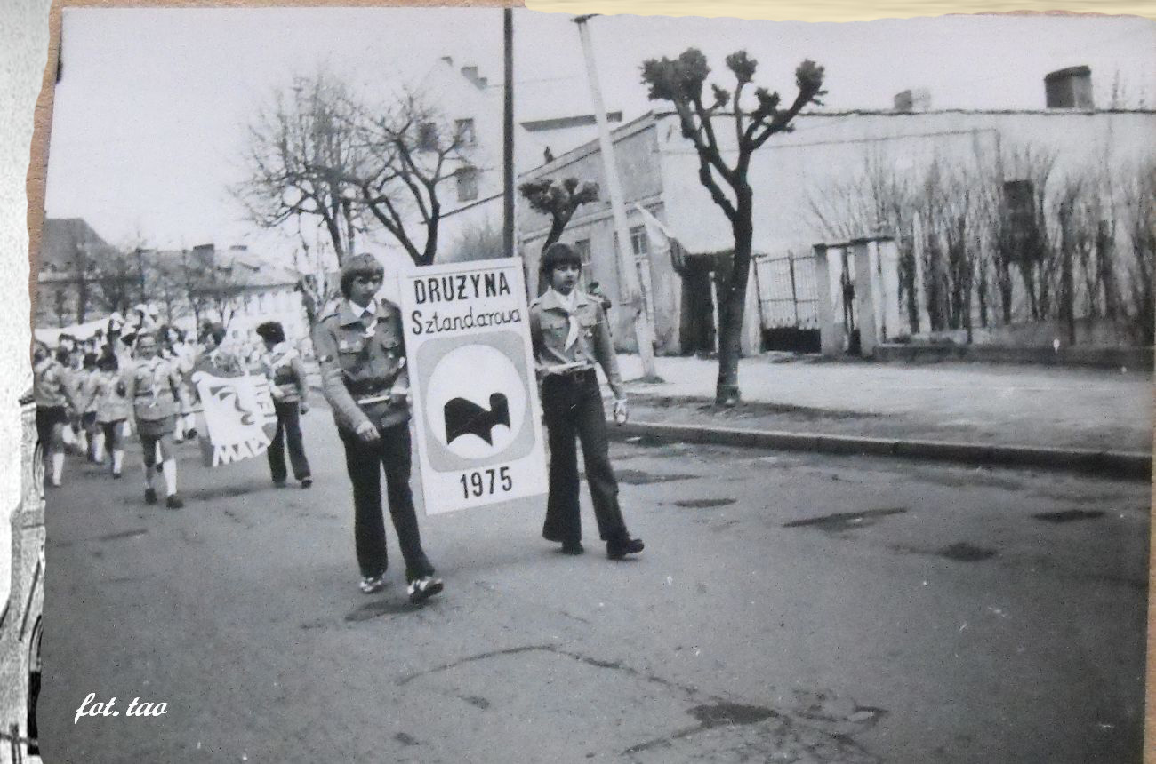 Czy to jeszcze pamitasz? Uczniowie Szkoy Podstawowej nr 3 w Sierpcu. Przemarsz ul. Pock w tzw. Pochodzie 1-Majowym, 1975 r.