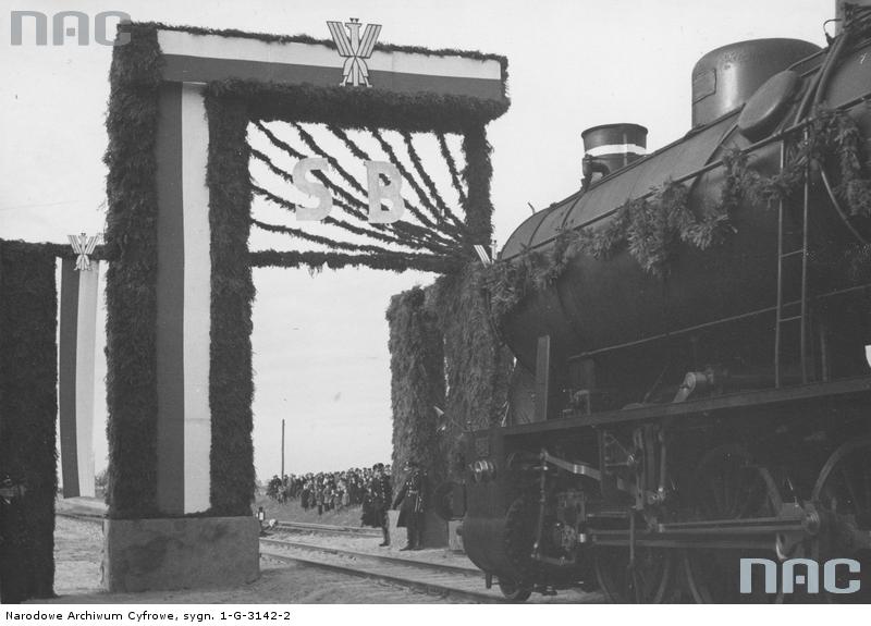 Otwarcie linii kolejowej Sierpc-Brodnica  - uroczysty wjazd pierwszego pociągu przez bramę triumfalną, Sierpc, październik 1937 r.