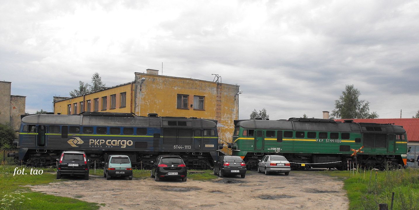 Towarowe lokomotywy serii ST 44 popularne Gagariny stoją przed resztkami zrujnowanej parowozowni. Ciekawostką jest ten z prawej strony jeszcze w tradycyjnym tzw. zielonym malowaniu, lipiec 2012 r.