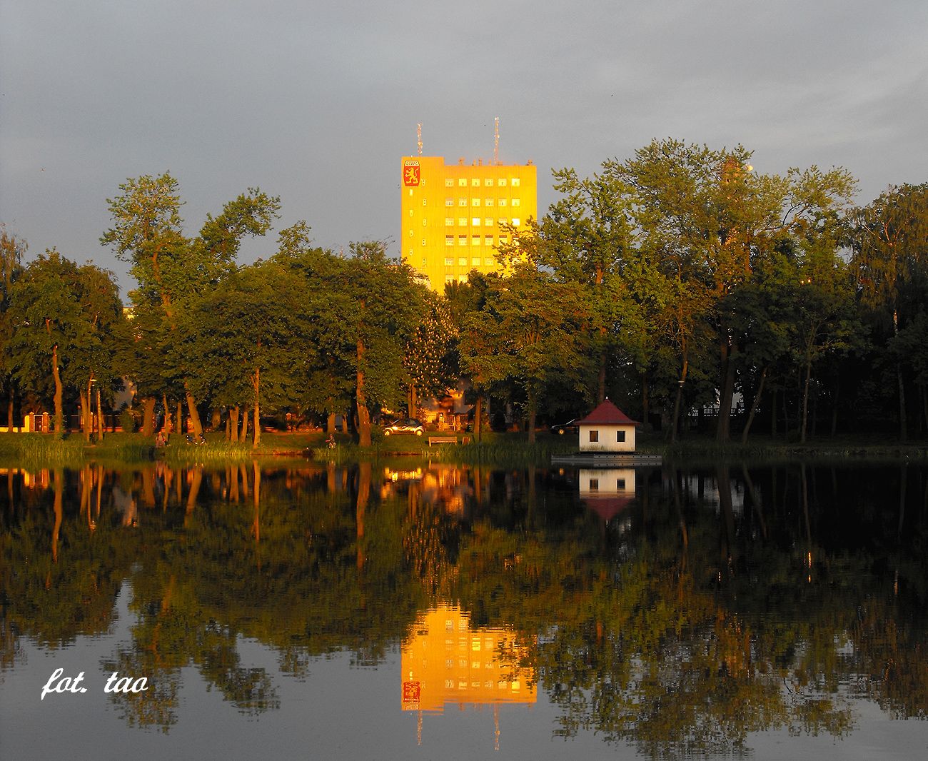 Wieczorny spacer w parku Jeziórka. Na zdjęciu symbol parku - domek na wodzie, ale i budynek słodowni też może być romantyczny, 19.05.2014 r.
