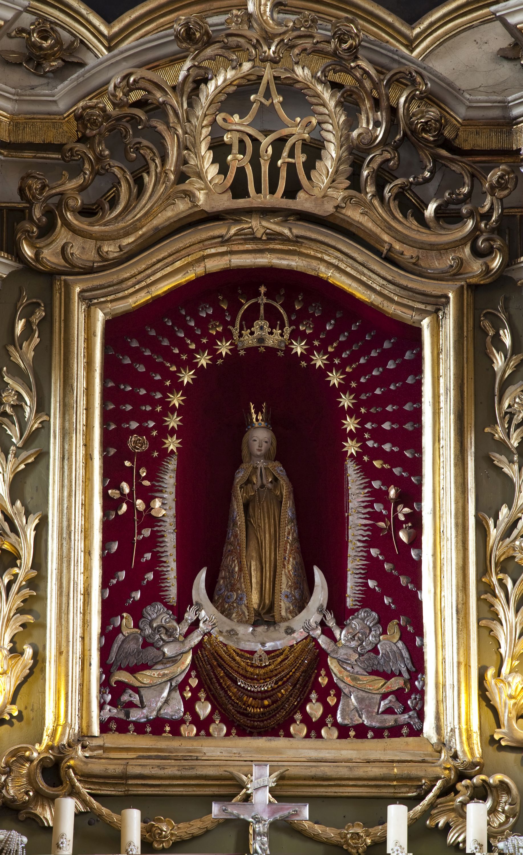 Figura Matki Bożej w ołtarzu kościoła w Skępem (2010)