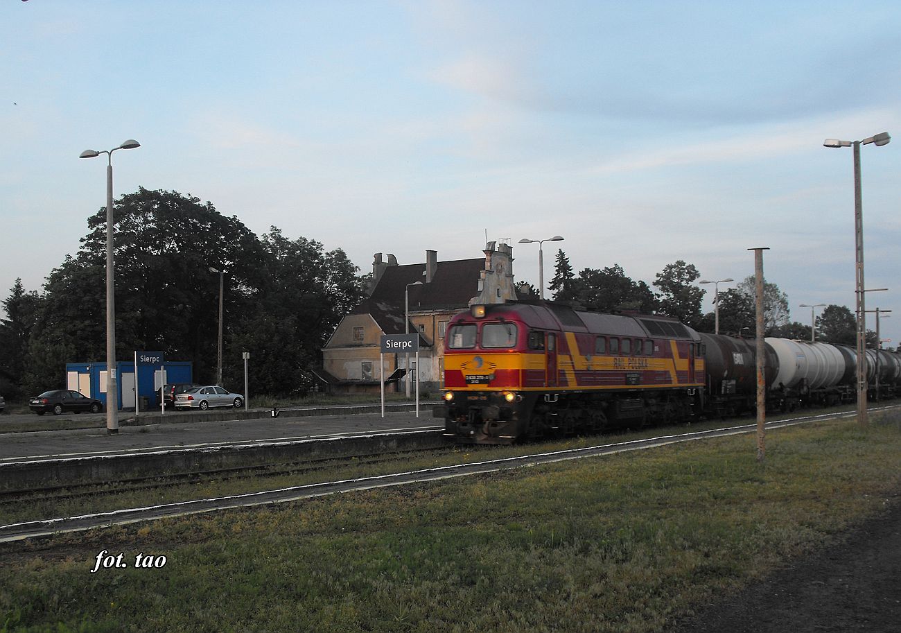 Stacja Sierpc. Przewonik RAIL nawet pnym wieczorem prowadzi skady z Orlenu Pock w kierunku Torunia, czerwiec 2016 r.
