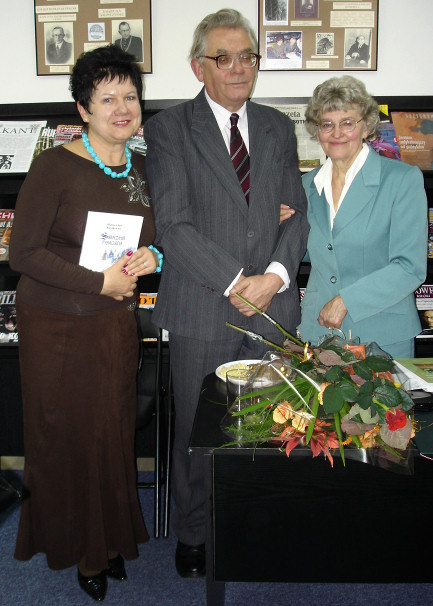 Autorzy <i>Sierpczan Tysiclecia</i>  Halina i Jan Burakowscy z Dyrektor MBP, Maria Winiewsk (z lewej).