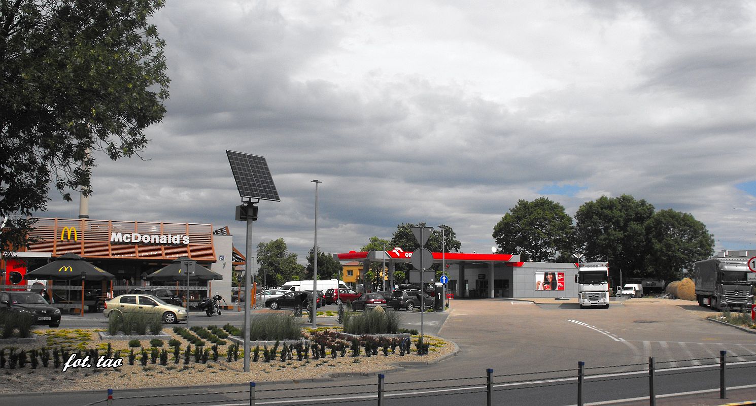 Kolejna stacja paliw już czynna. Na zdjęciu stacja paliw Orlen przy ul. Kościuszki, po przebudowie w 2015 r. Okoliczni sprzedawcy zgrzytają zębami, bo kompleks Orlen-McDonald's  to najsilniejszy konkurent w klasie obsługi i jakości, lipiec 2015 r.