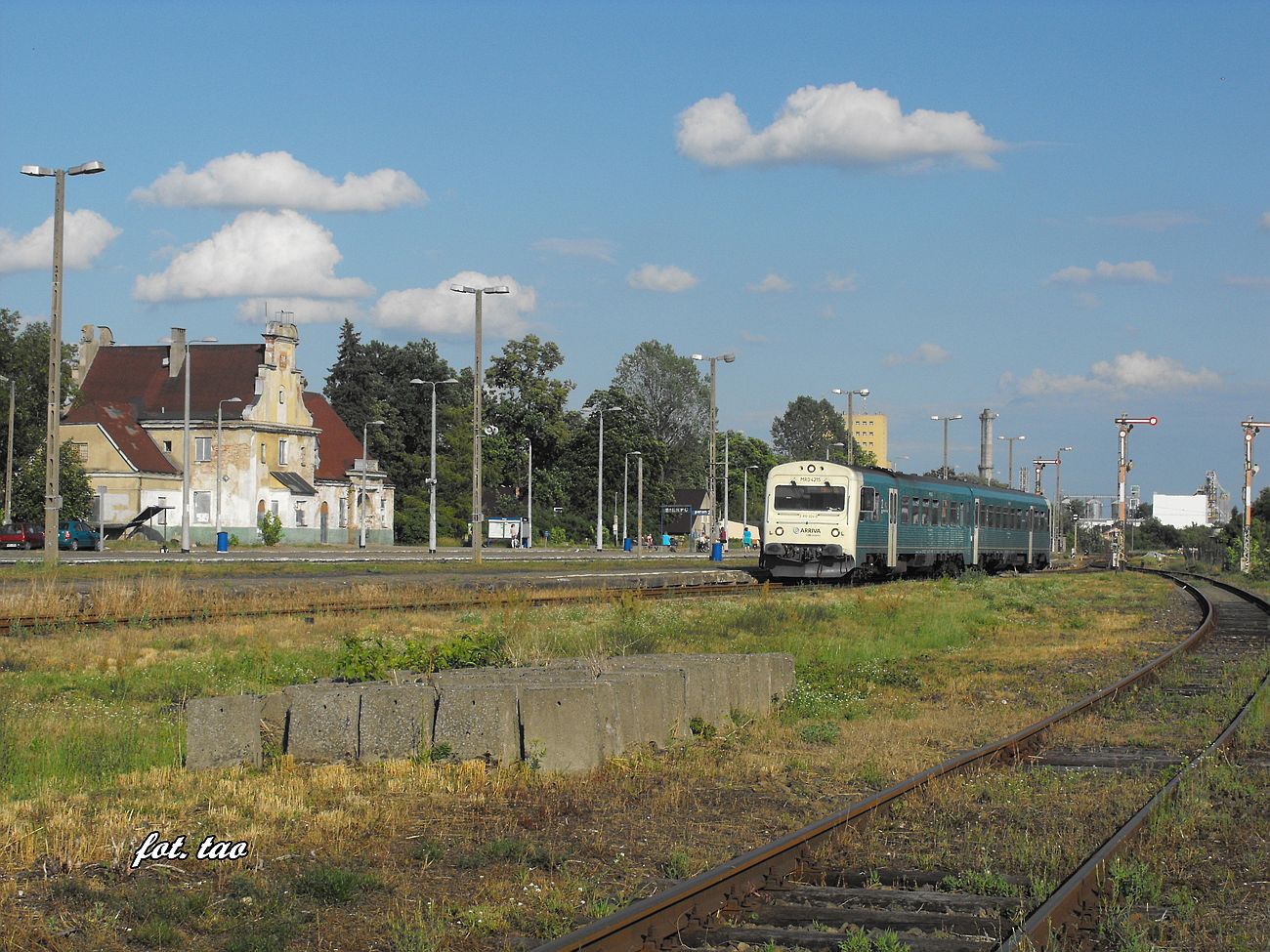 Stacja Sierpc. W peronach pociąg osobowy do Torunia, lipiec 2015 r.
