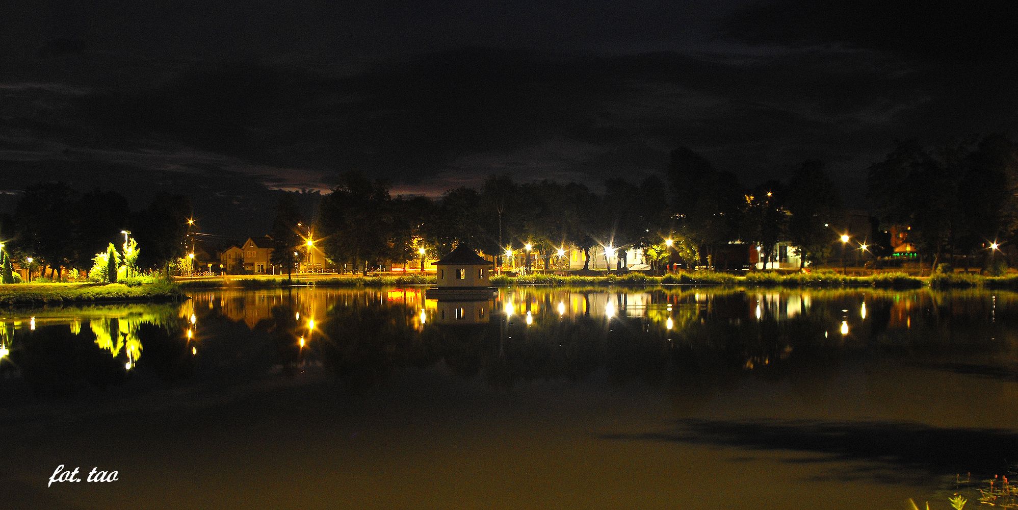 Park Jeziórka nocą. Na wodzie domek - symbol parku w nowej lokalizacji, 23.07.2014 r.