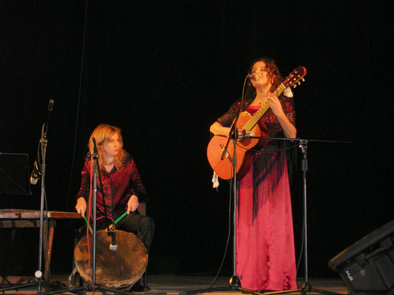 Tradycyjne utwory ydw Sefardyjskich zaprezentoway Anna Jagielska (gitara akustyczna, piew) oraz Marta Malanka (cymbay, instrumenty perkusyjne).