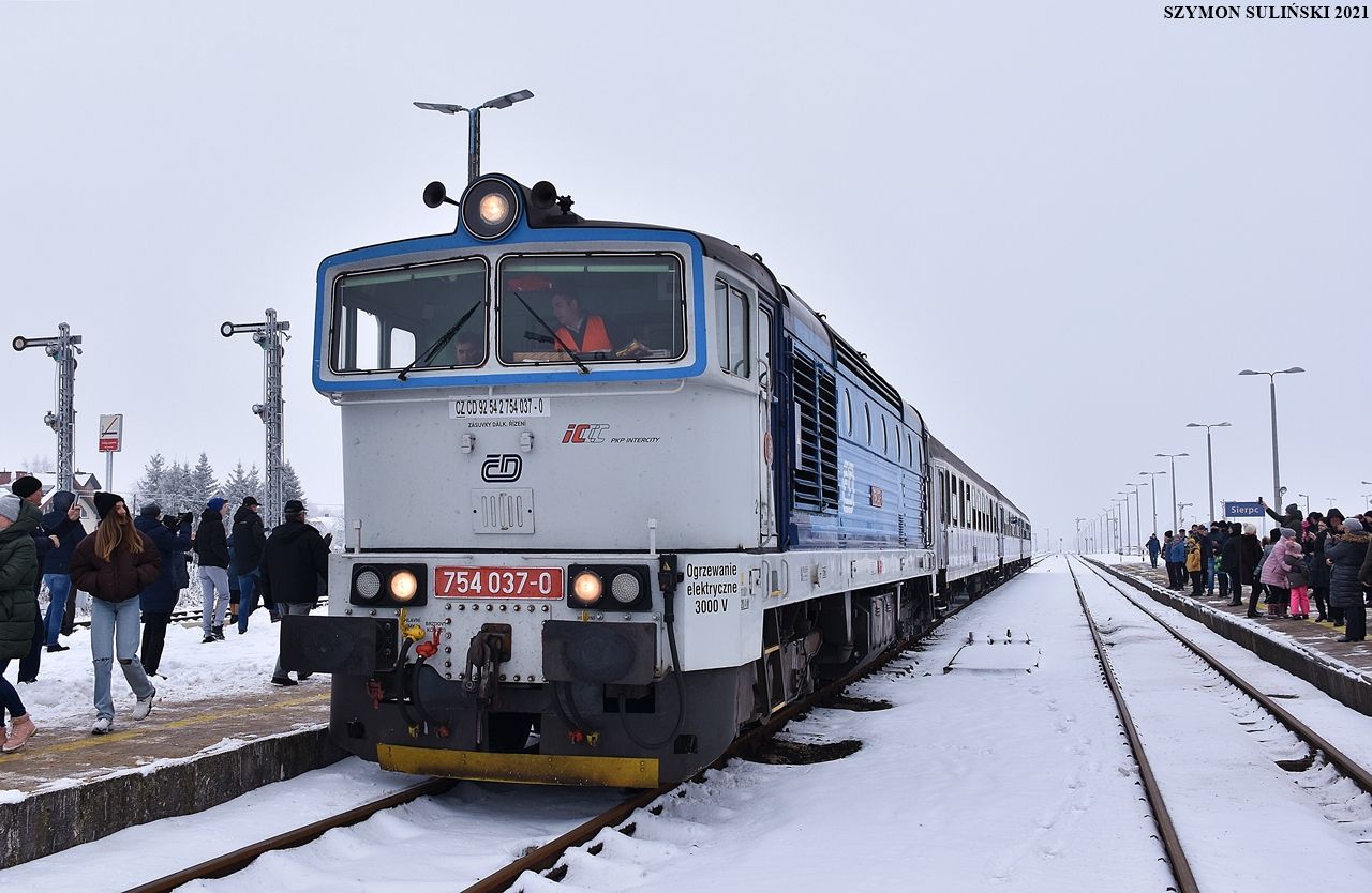 Czeska lokomotywa 754 037-0 dzierawiona przez spk PKP Intercity podczas postoju na stacji Sierpc z inauguracyjnym pocigiem TLK 54102 Flisak relacji Gdynia Gwna - Katowice, 12 grudnia 2021 r.