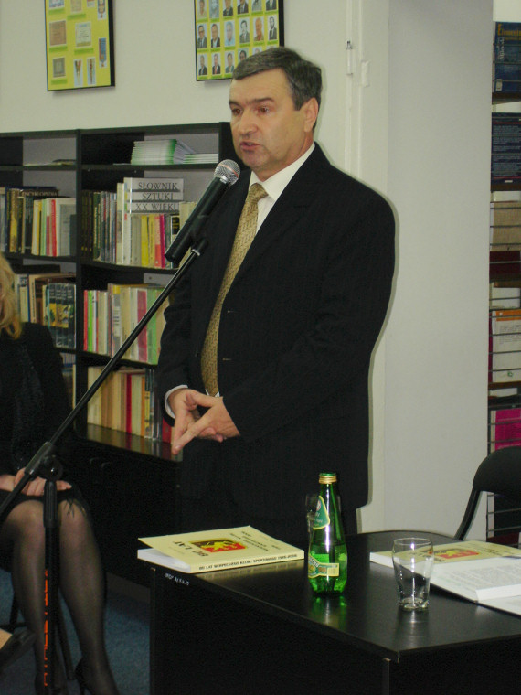 Krzysztof Strciwilk - autor opracowania <i>80 lat Sierpeckiego Klubu Sportowego 1926-2006</i>.