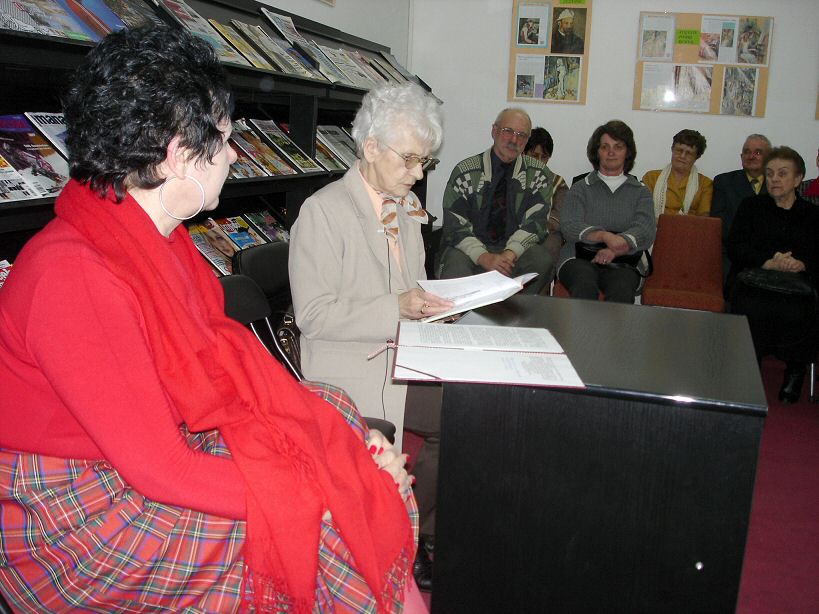 <b>Mieczysawa Starociak</b> osobicie czytaa swoje wiersze.<br>Z lewej dyrektorka MBP, Maria Winiewska.