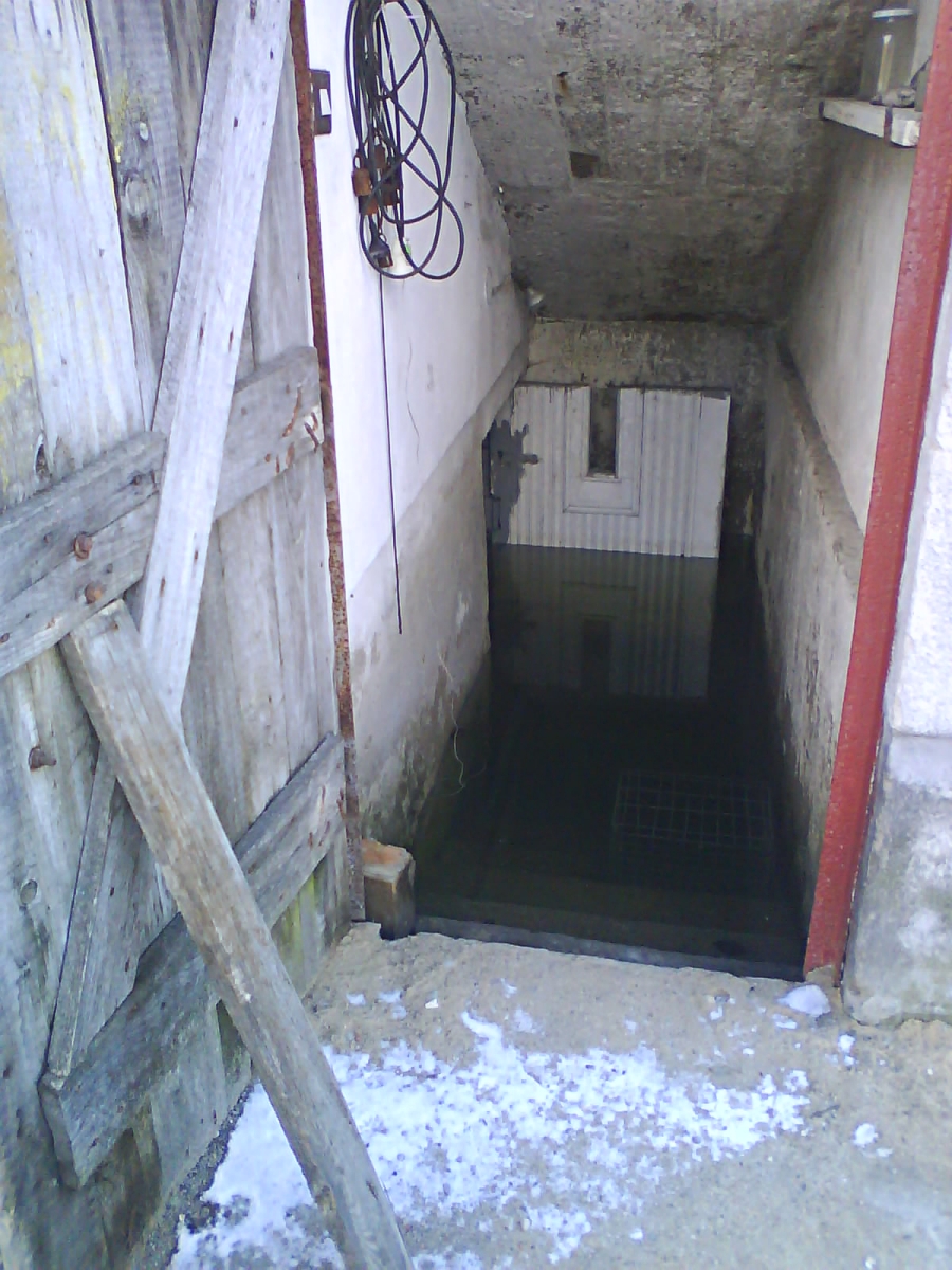 Woda w piwnicach na Zatorzu /ul.Staszica, teraz nawet ponad metr/ fotografia z dnia 13.02.2011 r.