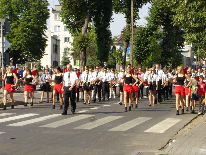 <i>Młodzieżowa Orkiestra Dęta OSP Sierpc</i> tradycyjnie otwierała korowód idący przez miasto.