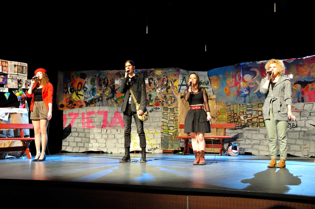 Swietłana (Dominika Karolewska), Jan (Jakub Kowalski), Marysia (Magdalena Gapisńak), Anka (Aleksandra Penszyńska) podczas występu na podziemnych peronach metra.