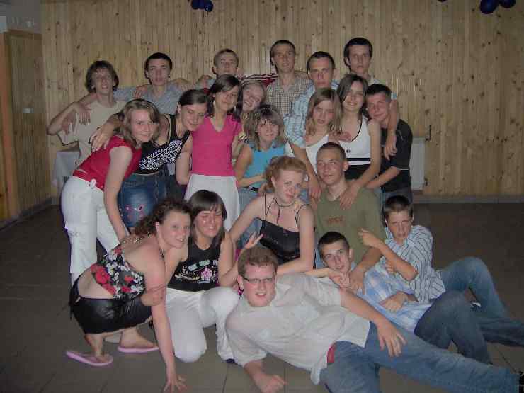 to jest foto mojej dawnej klasy z gimnazjum a w centrum pani Justyna Kratkowska:)