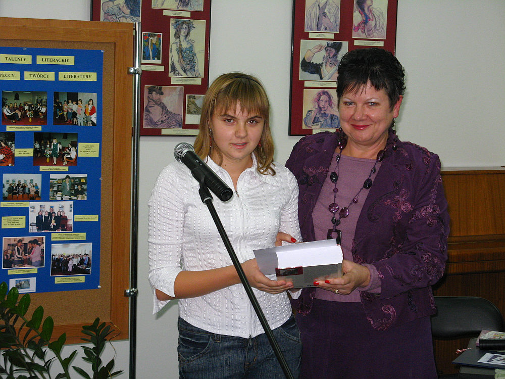 Agata Gowacka odbiera nagrod za I miejsce w kategorii gimnazja
