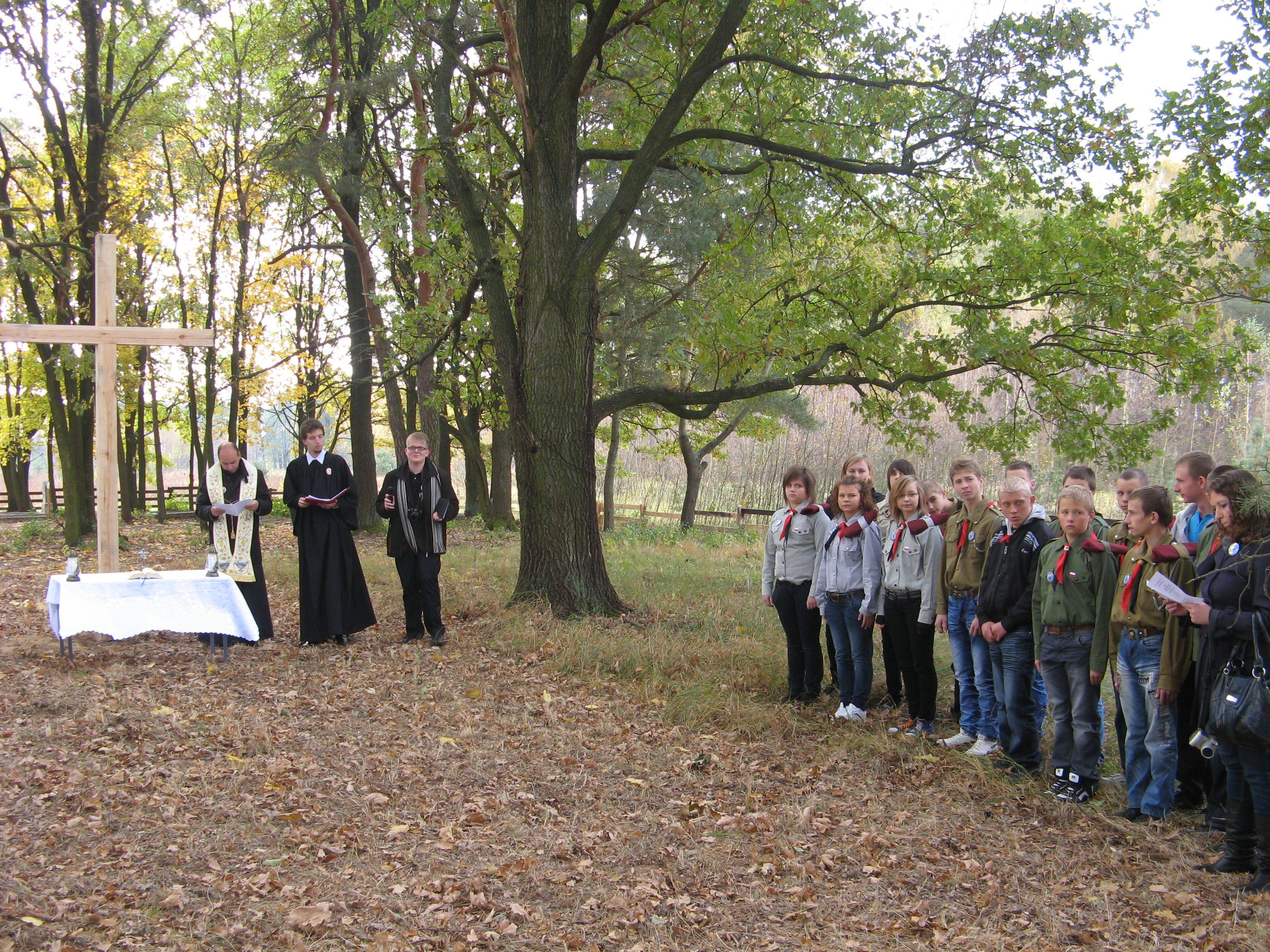 Początek uroczystości na cmentarzu w Józefowie (gm. Szczutowo), 22.10.2011 r.