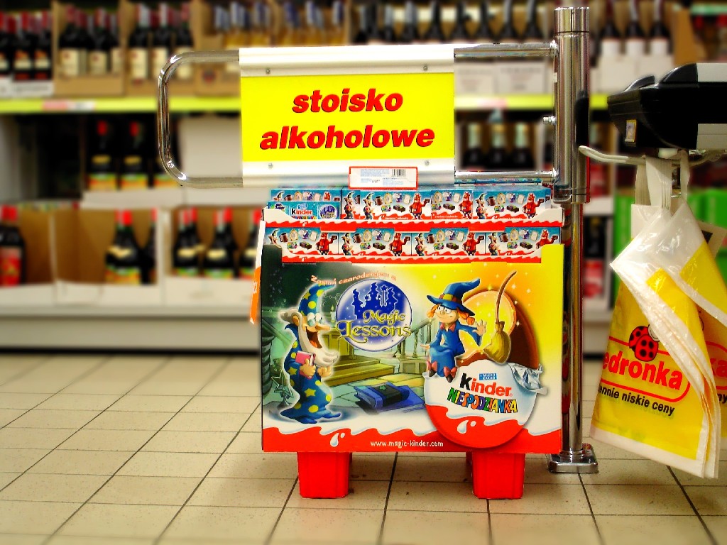Stoisko alkoholowe - taki alkohol mona kupi w Biedronce przy ulicy Kociuszki.