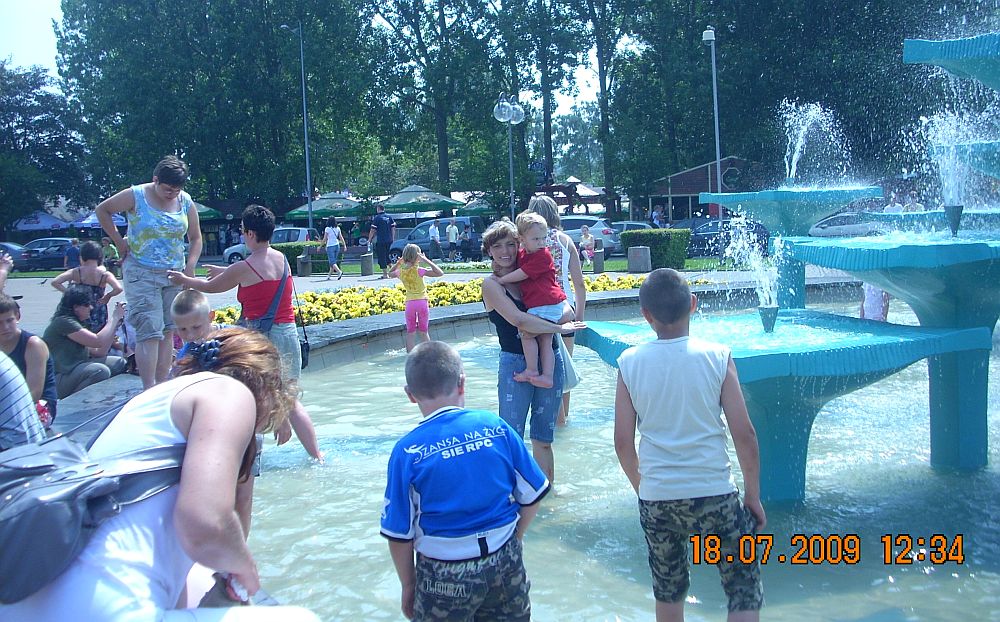 Zabawa w fontannie na Skwerze Kociuszki.