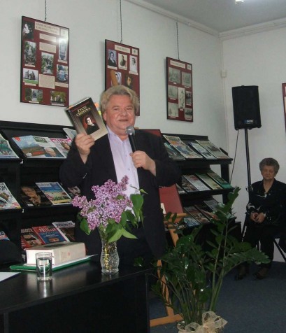 Waldemar Smaszcz podczas jednego ze spotka w sierpeckiej Bibliotece Miejskiej.
