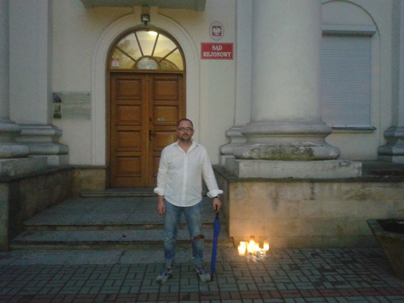 Marcin Baczewski - samotny protestujcy przeciwko upartyjnieniu sdw w Polsce przed gmachem Sdu Rejonowego w Sierpcu, 21.07.2017 r.