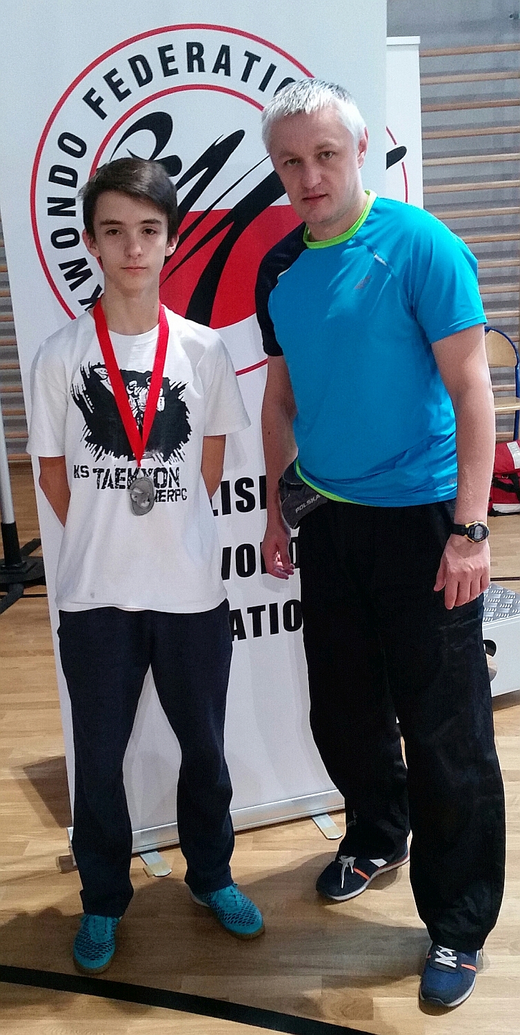 Bartosz Duszyski z trenerem Arturem Balcerowskim na Mistrzostwach Polski Juniorw Modszych w Taekwondo Olimpijskim, 23-25.10.2015 r.