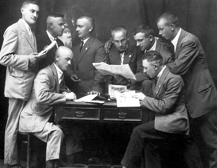 Pozowana fotografia aktywu sierpeckiego BBWR podczas wyborów. 1930 r. <BR>W górnym rzędzie w środku w okularach - Franciszek Kołodziejski.