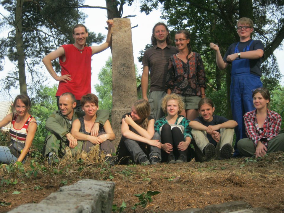 Wspólna fotografia części wolontariuszy pracujących w wakacyjne dni na zniszczonym ewangelickim cmentarzu w Białasach (gmina Szczutowo).