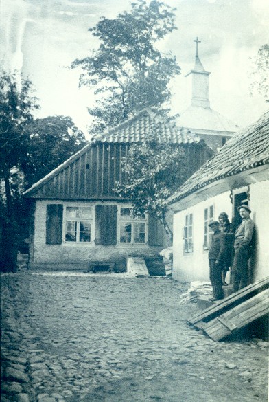 Widok na dom Kdzierskich, przy ulicy Farnej 24.<BR>Pierwszy z prawej Stanisaw Biaoskrski. Okoo 1930 roku.