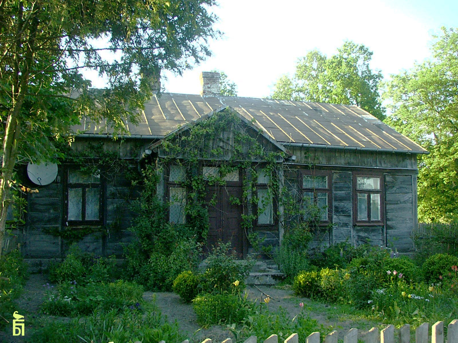 Jeszcze w XX wieku wznoszone budynki nawiązywały do stylu dawnych dworków szlacheckich. Na zdjęciu drewniany dom w Bożewie.