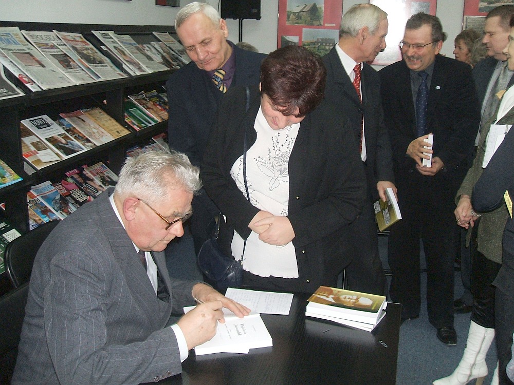 Jan Burakowski w trakcie podpisywania książki