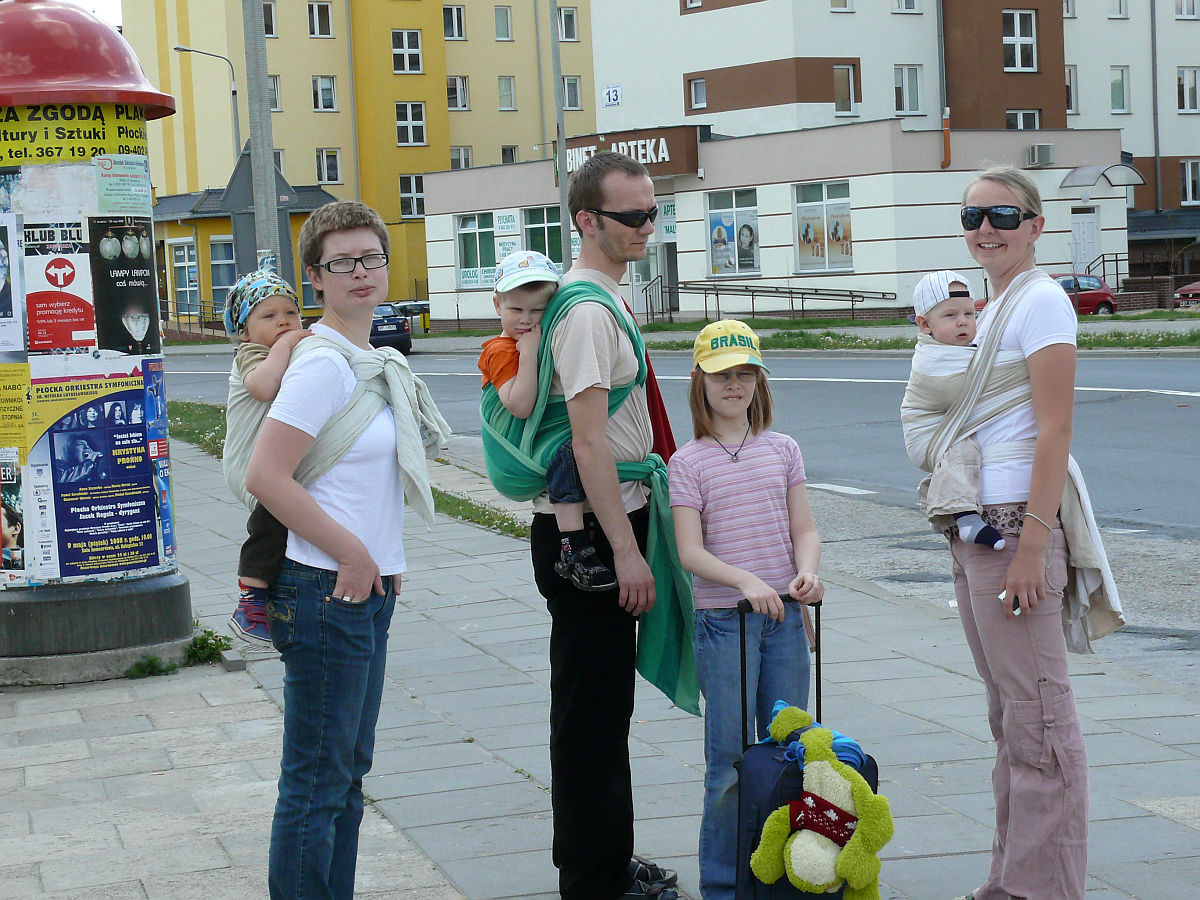 Rodzice, ktrzy odkryli zalety noszenia dzieci w chustach. Pierwsza z prawej - Gosia Garkowska - poprowadzi sobotnie zajcia w Sierpcu.