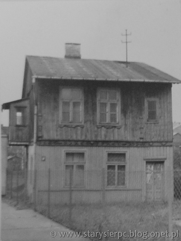 Połowa domu przy ul. Warszawskiej 16 (obecnie 11. Listopada 10) w Sierpcu. Z lewej strony widoczna kuczka.