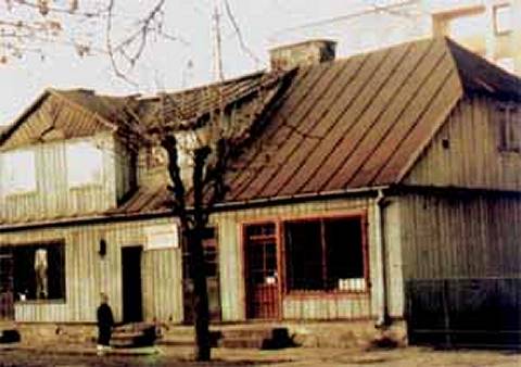 Drewniany dom przy ul. Piastowskiej 32. Zdjcie z pocztku lat 90-tych XX w.