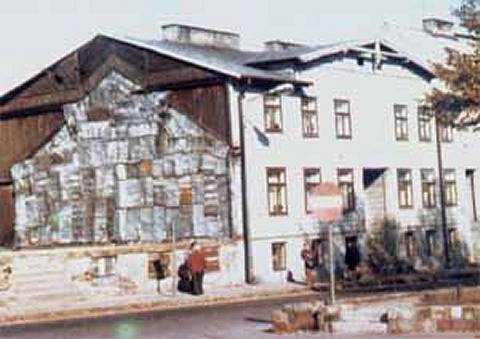 Niestniejcy drewniany budynek przy ulicy Piastowskiej 8. Spon w lutym 2001 r.<BR>Obecnie na jego miejscu stoi sklep 