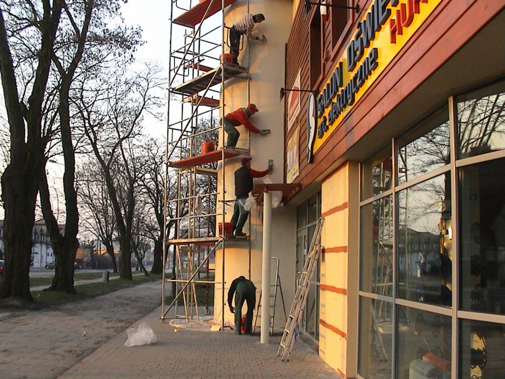 Pracowite mrwki na sklepie z owietleniem przy ulicy Pockiej, kiecie 2009 r.