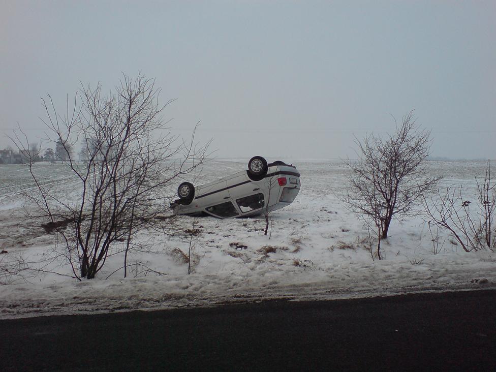 Ciekawy sposb parkowania Golfa. Okolice Rociszewa - zima 2007